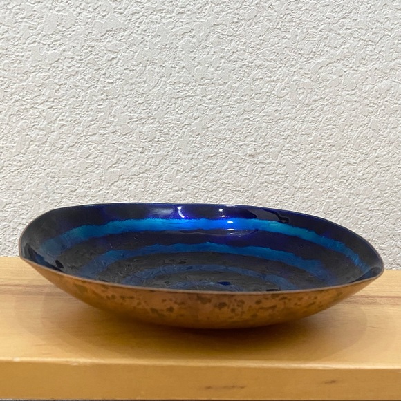 Vintage Hammered Copper Blue Glazed Enamel Swirl 7 1/4” Decorative Dish - Picture 6 of 12